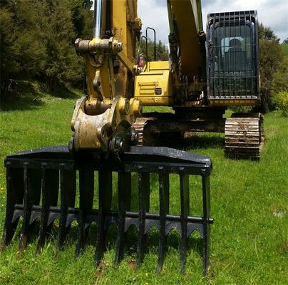 Instalação de raquete para escavadeira Huitong para limpeza de terrenos, mini-excavadora de 3 toneladas, agarrador de raízes